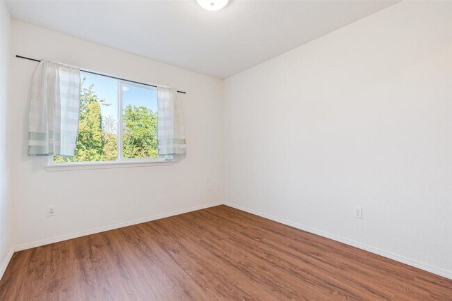 Building Photo - Charming 3 Bedroom 2.5 Bath Condo Available Now!