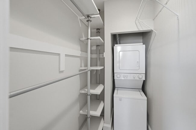 Building Photo - Columbia Heights Penthouse Condo | 1 Bed | 1 Bath | 600 Sf