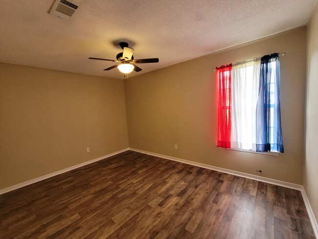 Building Photo - 9573 Brentwood Blvd
