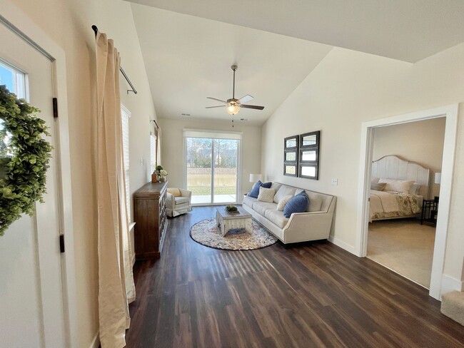 Building Photo - Cardinal | 4 Bed 2.5 Bath | Garage | 1895 sf