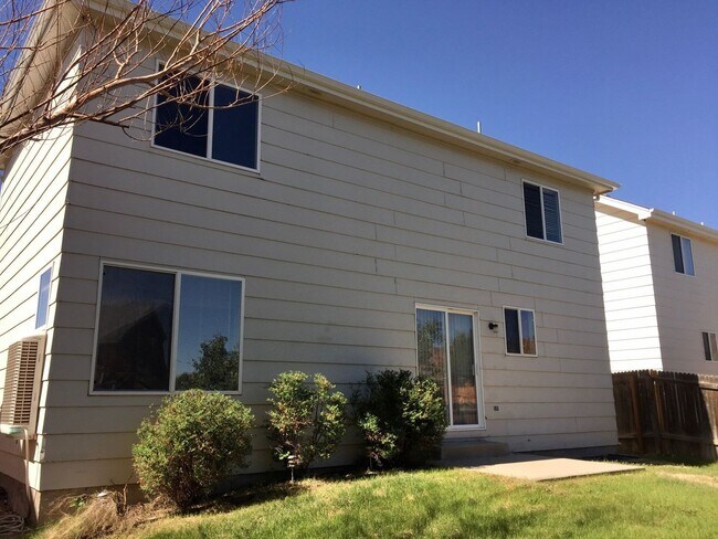 Building Photo - Spacious 4 Bedroom Home