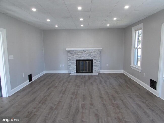 Building Photo - 8700 Maple Ave