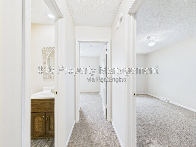 Building Photo - 168 SW Robin Rd