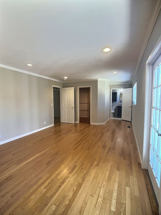 Building Photo - Spacious 4 Bed/ 2 Bath House in the Quiet ...