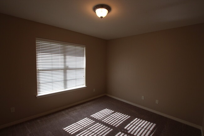 Building Photo - Stunning 3 Bedroom in Vineyard Estates Com...