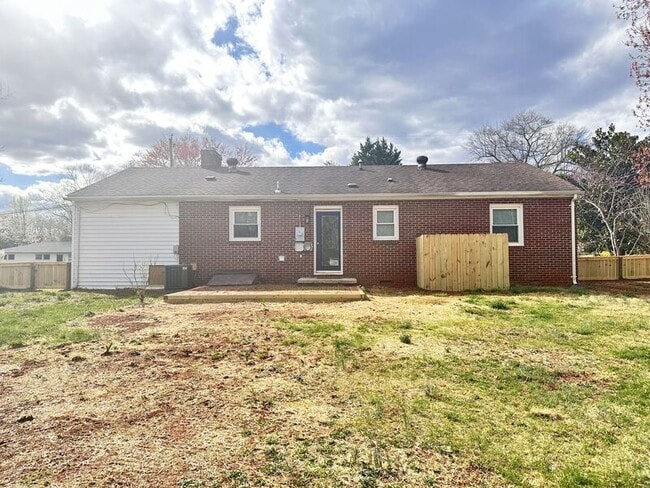 Building Photo - 1270 Peach Tree Dr