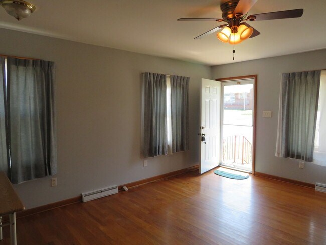 Building Photo - 412 Macarthur Avenue