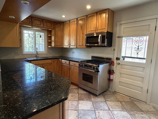 Building Photo - 2712 Palomas Dr NE
