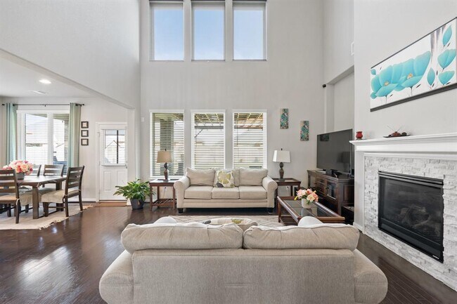 Building Photo - 515 Round Lake Dr