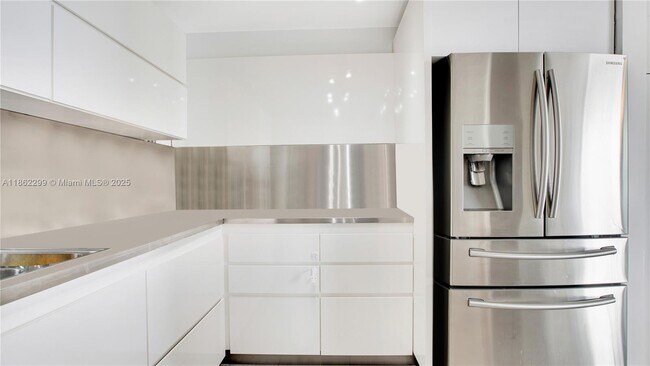 Building Photo - 5838 Collins Ave