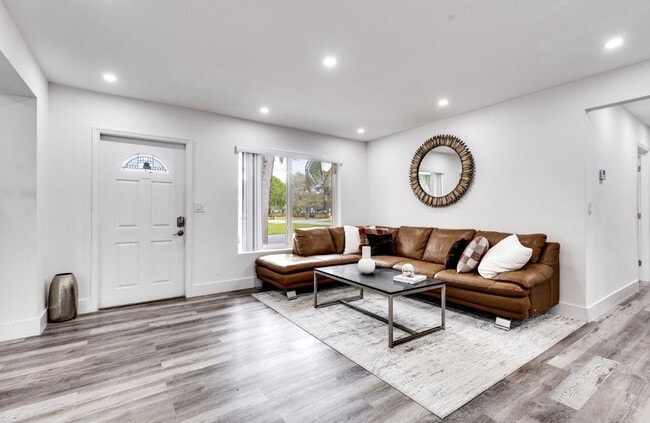 Building Photo - 3201 SW 9th Ave