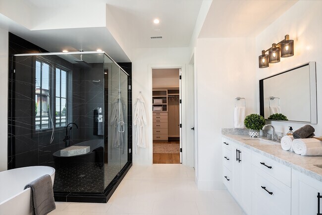 Building Photo - 724 13th St