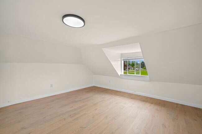 Building Photo - Newly Remodeled Home Available Now!
