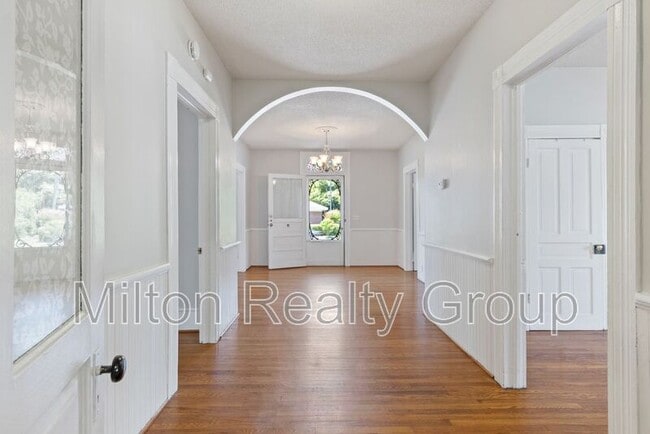 Building Photo - 106 W Ivey St