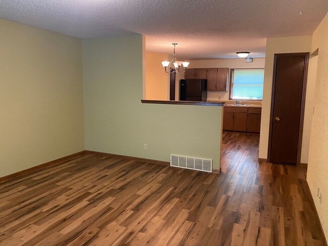 Building Photo - 2 BEDROOM | 1 BATH | SINGLE LEVEL | GARAGE...