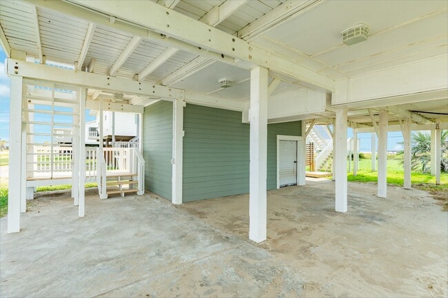 Building Photo - 805 Seashell Dr