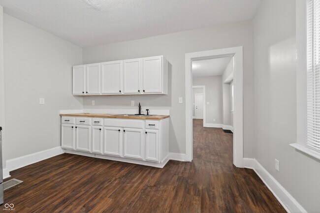 Building Photo - 926 W 32nd St