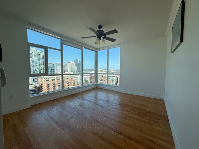 Building Photo - Upscale 2 Bed 2 Bath with Floor-to-Ceiling Windows and Stunning City Views