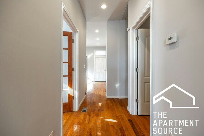 Building Photo - 2416 N Maplewood Ave