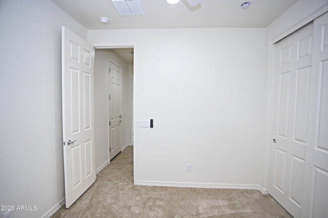 Building Photo - 831 W Finch Dr