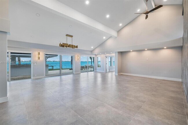 Building Photo - 1365 Bay Terrace