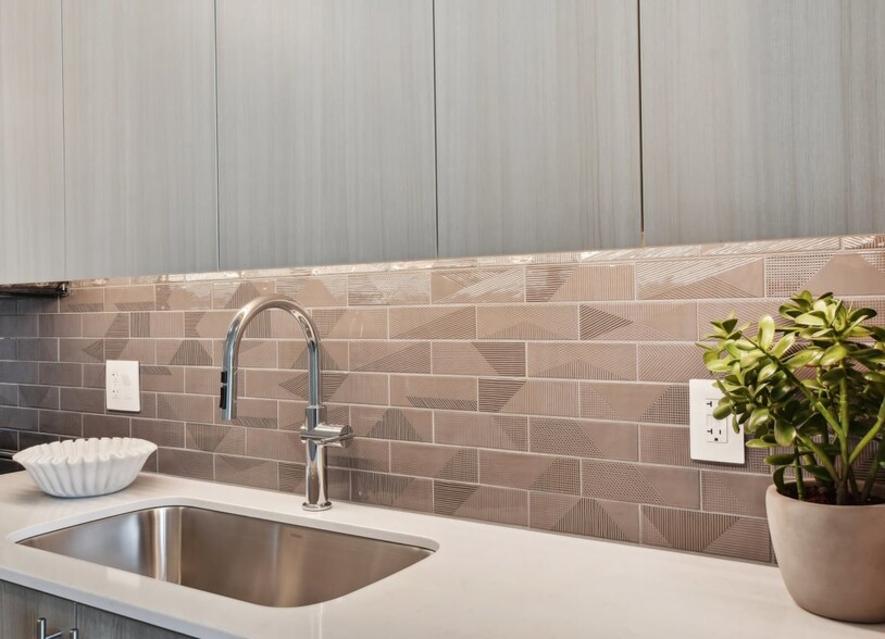 Building Photo - 215 N Clinton St