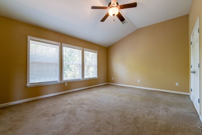 Building Photo - AVAILABLE NOW. 4 Bedroom 3 Bath. Over 3,00...