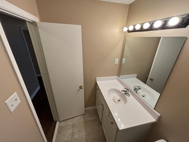 Building Photo - 6810 Sycamore Hill Dr