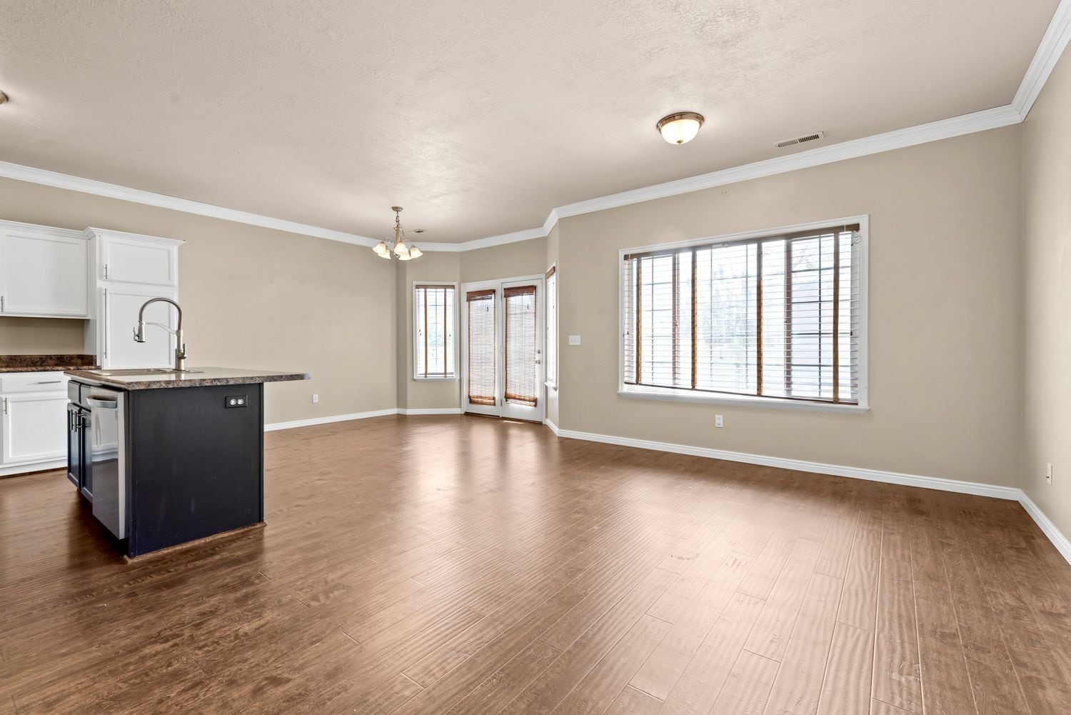 Building Photo - 231 E Sunshine Dr