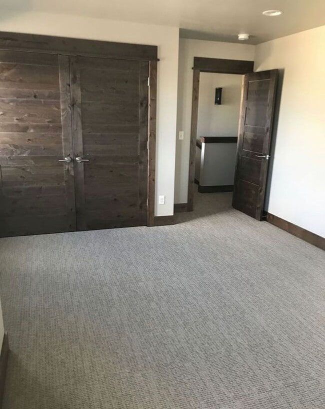 Building Photo - End Unit 3 Bedroom 2.5 Bathroom Condo