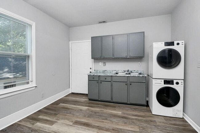 Building Photo - Charming 2nd Floor 2BD/1BA Unit on Pecan Ave!