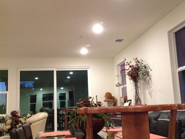 Building Photo - 939 Phelan Ave