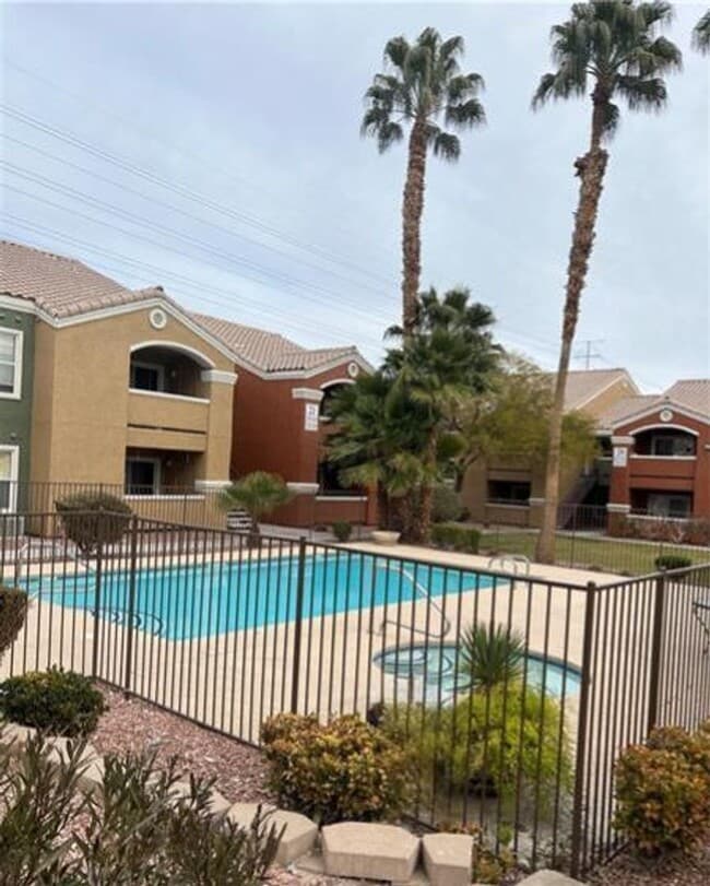 Building Photo - TWO BEDROOM TWO BATH GROUND FLOOR CORNER C...