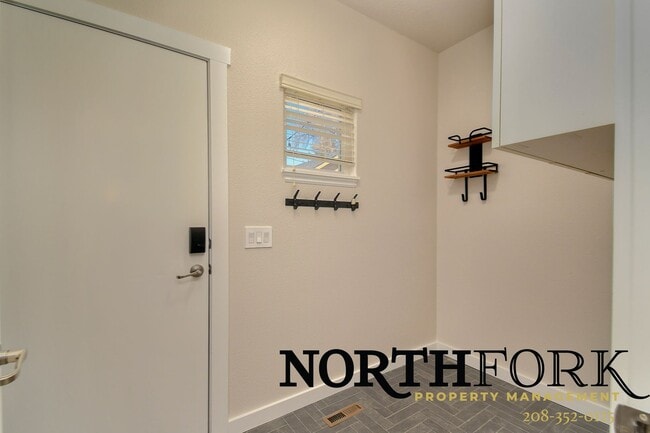 Building Photo - Fantastic Central Boise Home