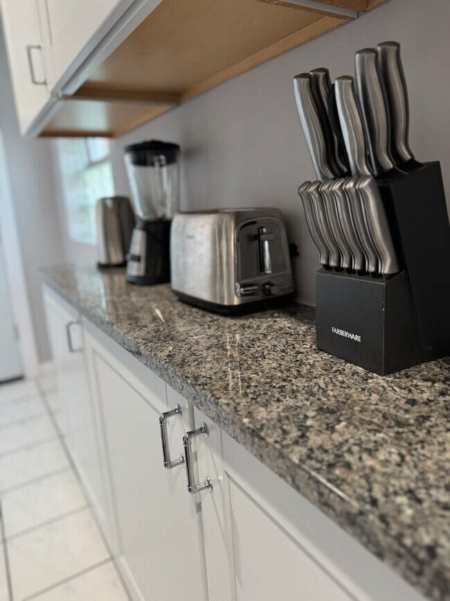 Building Photo - 2002 W Cermak Rd