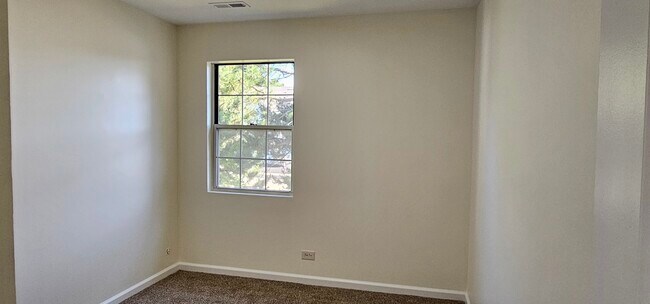 Building Photo - 1 Acorn Ln