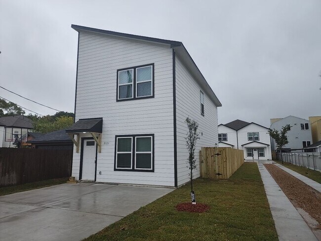 Primary Photo - 832 Elkhart St