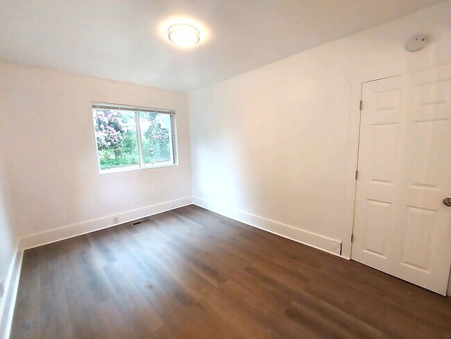 Building Photo - Spacious 4BD/3BA with Fenced Yard & Front Porch in North Seattle!
