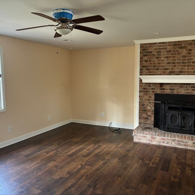 Building Photo - 4 Bedroom 3 Bath Home in Winnabow, NC