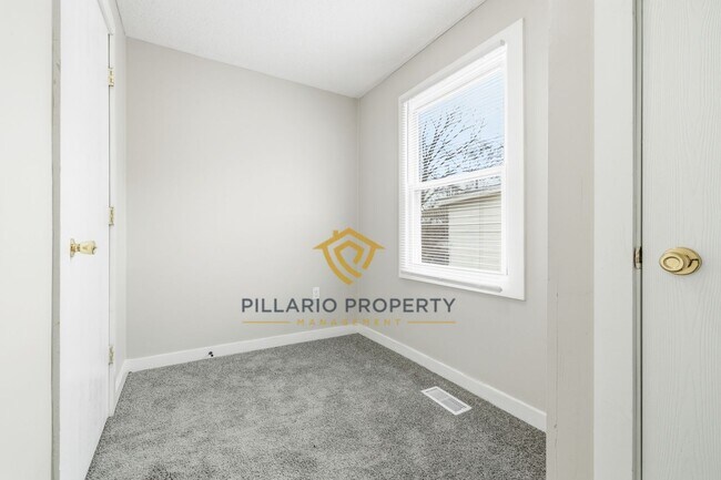 Building Photo - Updated 3 Bedroom Near Forest Manor, Available NOW!