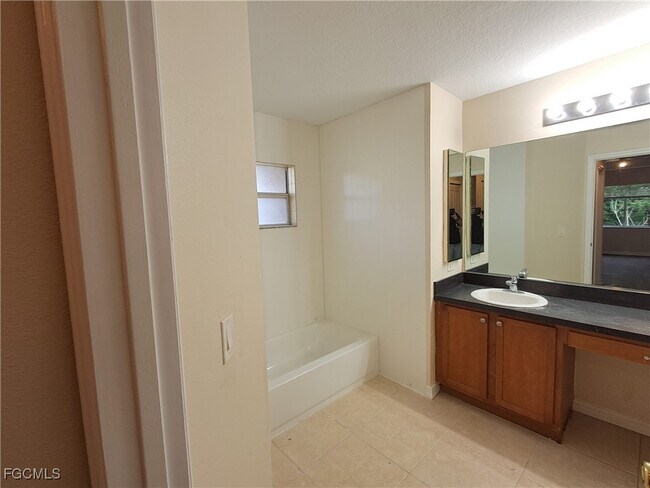 Building Photo - 135 Greenbriar Blvd