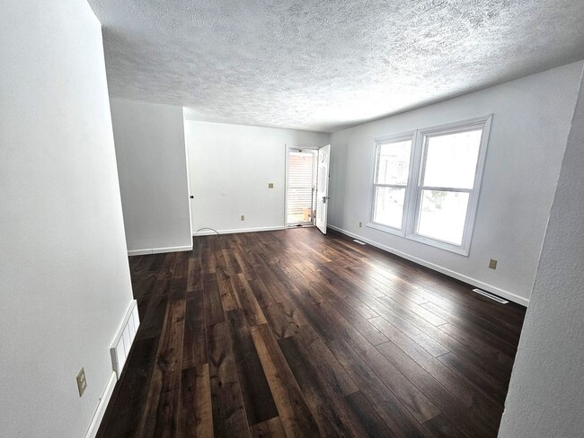 Building Photo - Completely Renovated 2 bedroom in the Holi...