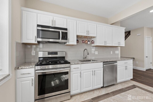 Building Photo - 327 Main St