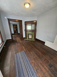 Building Photo - Lower 2 bedroom unit East Side