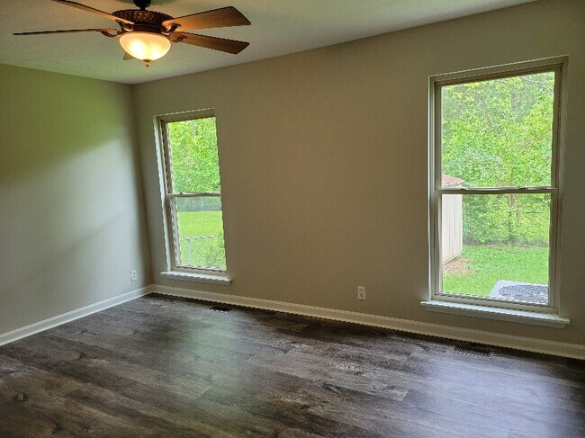 Building Photo - 8323 Roseborough Rd