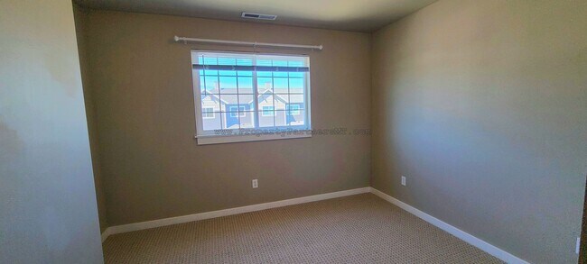 Building Photo - (August Free!) Beautiful 3 Bed 2.5 Bath To...