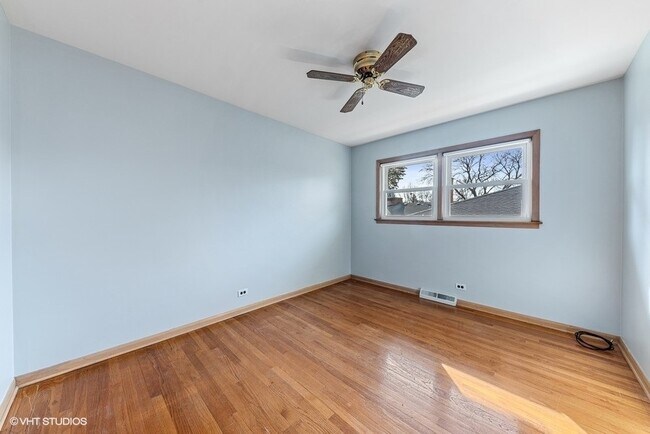 Building Photo - 493 Amherst Ave