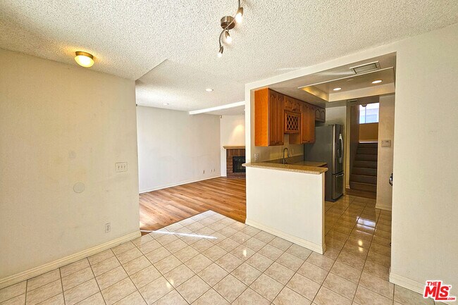 Building Photo - 5800 Owensmouth Ave