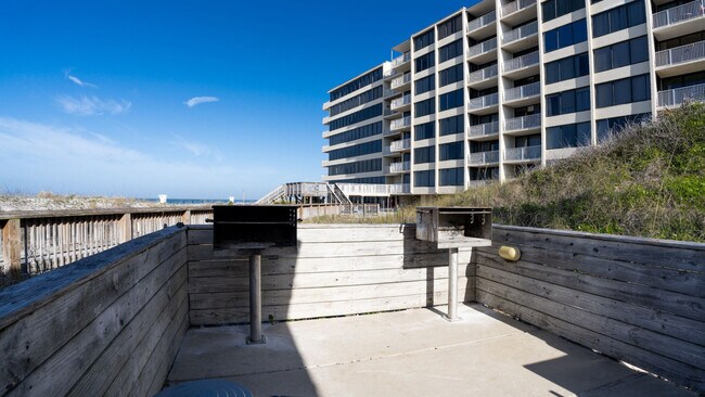 Building Photo - 7205 Thomas Dr