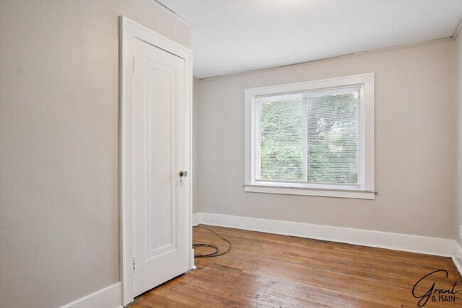 Building Photo - $1250 3 bedrooms
